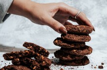 Ένας στους τέσσερις αναιρεί τα οφέλη των υγιεινών γευμάτων με ανθυγιεινά σνακ