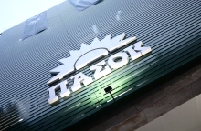 Το λογότυπο - έμβλημα του ΠΑΣΟΚ πάνω από την είσοδο των γραφείων του κόμματος στη Χαριλάου Τρικούπη