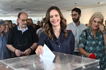 Η υποψήφια πρόεδρος, Έφη Αχτσιόγλου, κρατά το ψηφοδέλτιο για την ανάδειξη του νέου προέδρου του ΣΥΡΙΖΑ και ετοιμάζεται να το ρίξει στην κάλπη