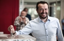 Ο υποψήφιος πρόεδρος του ΣΥΡΙΖΑ Νίκος Παππάς δίπλα στην κάλπη και με το ψηφοδέλτιο για την ανάδειξη του νέου προέδρου του κόμματος ανά χείρας