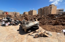 Αναποδογυρισμένα αυτοκίνητα, μπάζα και φερτά υλικά στην πόλη Ντέρνα μετά τις πλημμύρες που συγκλόνισαν τη Λιβύη