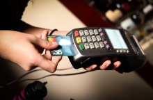 Χέρι εισάγει χρεωστική κάρτα σε POS
