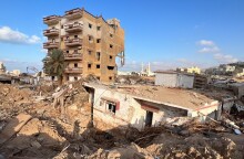 Στην κατεστραμένη Ντέρνα, οι επιζώντες συνεχίζουν να αναζητούν αγνοούμενους