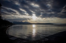 Πυκνά σύννεφα στον ουρανό πάνω από τη θάλασσα