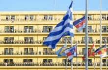 Δυστύχημα στη Λιβύη: Απόδοση τιμών στους θανόντες της ελληνικής αποστολής ανθρωπιστικής βοήθειας - Έπαρση της σημαίας στο στρατόπεδο «Παπάγου».