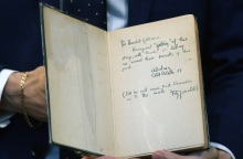 Δημοπρασία αντικειμένων του Τσάρλι Γουάτς από τον οίκο Christie’s - Πωλούνται «Ο μεγάλος Γκάτσμπι» του Φράνσις Σκοτ Φιτζέραλντ και άλλα βαρύτιμα έργα. 