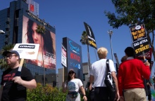 Σεναριογράφοι με πλακάτ έξω από χώρο θεάματος διαμαρτύρονται στο πλαίσιο της απεργίας στο Χόλιγουντ