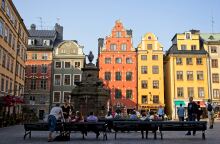 Πολίτες κάθονται σε παγκάκια σε μία φαινομενικά φιλήσυχη περιοχή της Σουηδίας