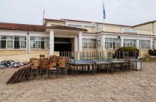 Πράγματα σχολείου στη Θεσσαλία μαζεμένα στο προαύλιο μετά το πέρασμα της κακοκαιρίας Daniel