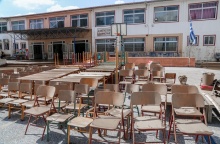 Θρανία και καρέκλες στο προαύλιο σχολείου της Θεσσαλίας μετά την πλημμύρα που προκάλεσε καταστροφές στην περιοχή