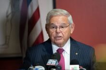 Ρόμπερτ Μενέντεζ: Δεν παραιτείται – Πρώτη δημόσια εμφάνιση μετά τις κατηγορίες