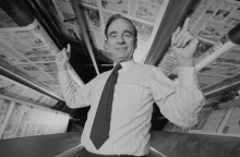 Ρούπερτ Μέρντοχ: Η άνοδος του μεγιστάνα των μίντια, τα σκάνδαλα, η παραίτησή του από την ηγεσία του Fox News και της News Corporation.