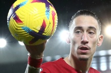 Ο Κώστας Τσιμίκας δεν το κουνάει από τη Λίβερπουλ με τις δύο πλευρές να υπογράφουν νέο πολυετές συμβόλαιο συνεργασίας.