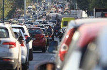 Αυτοκίνητα και μηχανές κολλημένα στην κίνηση