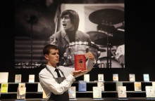 Δύο παγκόσμια ρεκόρ καταρρίφθηκαν σε δημοπρασία της συλλογής βιβλίων του Τσάρλι Γουάτς - Ο ντράμερ των Rolling Stones κατείχε σπάνιες πρώτες εκδόσεις. 