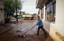 Πολίτες με φτυάρια στην Εύβοια προσπαθούν να απομακρύνουν τη λάσπη από δρόμους, σπίτια και καταστήματα