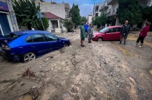 Αυτοκίνητα βυθισμένα στα λασπόνερα και τα φερτά υλικά από την κακοκαιρία Elias