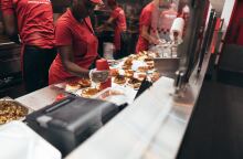 Εργαζόμενοι σε μαγαζί fast food