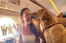 K9 Jets: Ιδιωτική εταιρία προσφέρει πολυτελή δρομολόγια σε πλούσιους ιδιοκτήτες σκύλων - Οι πελάτες πίνουν σαμπάνια ταξιδεύοντας με κατοικίδια στην αγκαλιά τους