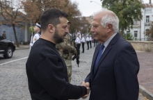 Ο Ζοζέπ Μπορέλ μαζί με τον πρόεδρο της Ουκρανίας, Βολοντίμιρ Ζελένσκι