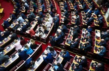 Στη βουλή το προσχέδιο του προϋπολογισμού 2024 - Προβλέπονται παρεμβάσεις 2,5 δισ. ευρώ για 3 εκατ. νοικοκυριά - Στο 2,1% του ΑΕΠ το πρωτογενές πλεόνασμα.