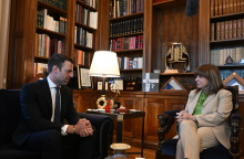 Η Κατερίνα Σακελλαροπούλου υποδέχθηκε τον Στέφανο Κασσελάκη στο Προεδρικό Μέγαρο