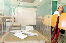 Κάλπη πάνω σε καρέκλες σχολικής αίθουσας