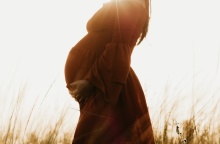 Εγκυμονούσα προτάσσει τη φουσκωμένη της κοιλίτσα