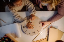 Μητέρα με το παιδάκι της αλλάζουν την ώρα σε ρολόι