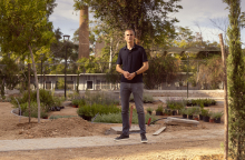 Ο Κώστας Μπακογιάννης στο πάρκο Κοροπούλη. Πίσω το εργοστάσιο Βότρυς