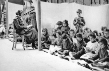 Προσφυγόπουλα σε σχολείο στην Ελλάδα, που δημιουργήθηκε με δωρεά του Near East Relief © Ευγενική παραχώρηση: Νear East Relief, The Rockefeller Archive Center.