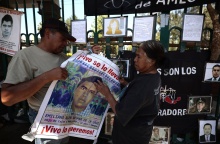 Οικογένειες αγνοουμένων αναρτούν τις φωτογραφίες των δικών τους προσώπων προσδοκώντας ότι θα έχουν νέα τους