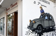 Τοιχογραφία εμπνευσμένη από μία φωτογραφία του 1962 του Τάκη Τλούπα στην αποξηραμένη λίμνη Κάρλα με το 2CV του 