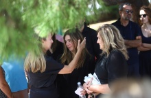 Η σύζυγος και η κόρη του Γιάννη Ιωαννίδη δέχονται τα συλλυπητήρια από συγγενείς και φίλους του σπουδαίου κόουτς