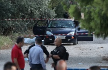 Στιγμιότυπο από τη σκηνή του εγκλήματος με τους έξι νεκρούς στη Λούτσα - Αποκλεισμένο το σημείο, κορδέλες της αστυνομίας και με ανοιχτές τις πόρτες το όχημα των θυμάτων