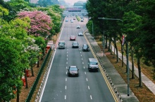 Δρόμος με αυτοκίνητα στη Σιγκαπούρη