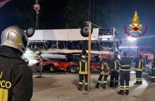 Οι αρχές σηκώνουν το λεωφορείο από το σημείο της πτώσης στη Βενετία