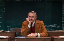 Ο Άκης Σακελλαρίου στην παράσταση «Ο Κύκλος των χαμένων ποιητών» 