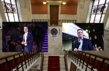 Εσωτερικός χώρος του δημαρχείου της Αθήνας και επάνω του κολάζ με τη φωτο Κώστα Μπακογιάννη στα αριστερά και Χάρη Δούκα στα δεξιά