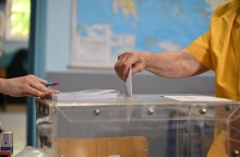 Ψηφοδέλτιο πέφτει στην κάλπη των εκλογών