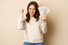 γυναίκα που κερδίζει λεφτά