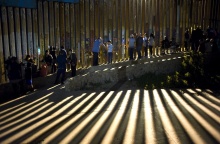 Πολίτες στο τείχος στα σύνορα ΗΠΑ με το Μεξικό