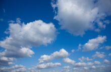 Καιρός: Αραιές νεφώσεις με υψηλές θερμοκρασίες 