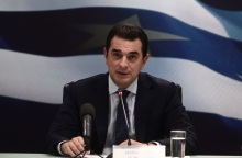 Κώστας Σκρέκας: Σε δύο εβδομάδες, θα υπάρχουν ειδικά ταμπελάκια στα ράφια των σούπερ μάρκετ για τα προϊόντα με μειωμένες τιμές τουλάχιστον κατά 5% για 6 μήνες.