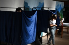 Ψηφοφόροι βγαίνουν από το παραβάν