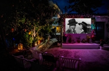 Cine Κοκκινιά: Ένας αυτοσχέδιος κινηματογράφος σε μια αυλή στην Πρέβεζα