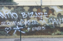 Στέλιος Φαϊτάκης – Bizare: Άγνωστοι βανδάλισαν την τοιχογραφία του καλλιτέχνη στην «Ελαΐς» λίγες ώρες μετά τον θάνατό του