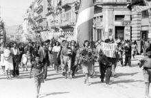 Αθηναίοι γιορτάζουν την απελευθέρωση της πόλης τους © Υπουργείο Εξωτερικών