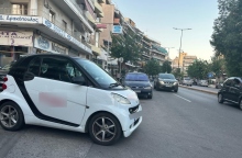 Οδηγός παράτησε το αυτοκίνητο στη μέση του δρόμου και έφυγε