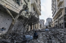 Γυναίκα κάθεται σε χαλάσματα σε πόλη του Ισραήλ